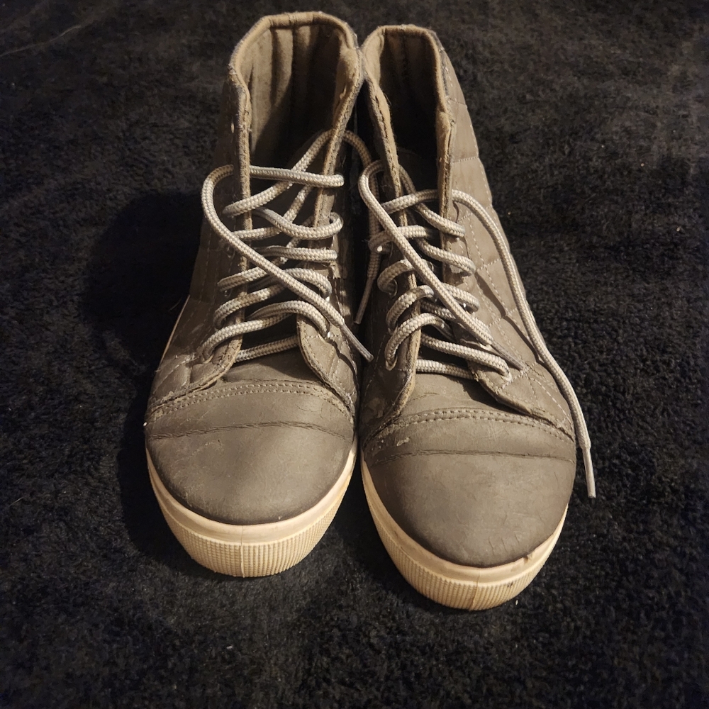 Grey quilted womens shoes, size 6